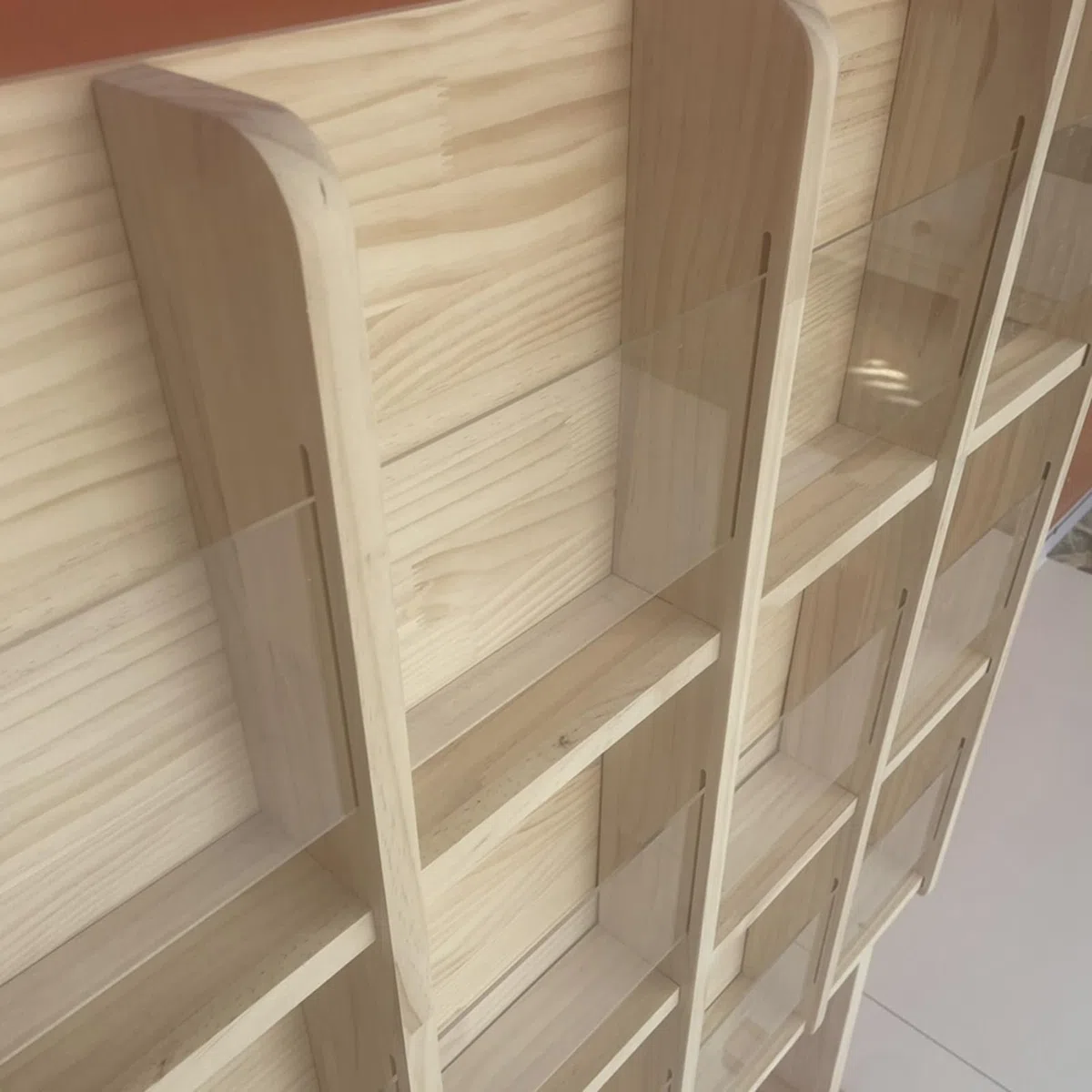 Klassischer Zeitungsständer mit 4 Ebenen, Prospektständer aus Holz, bodenstehender Zeitschriftenständer, Prospekthalter-Bücherregal für Büros, Einkaufszentren